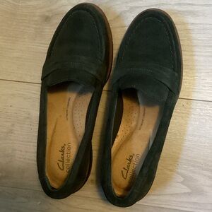 CLARKS Lauryl Step Dark Olive Green Suede loafers women’s size 8.5 wide